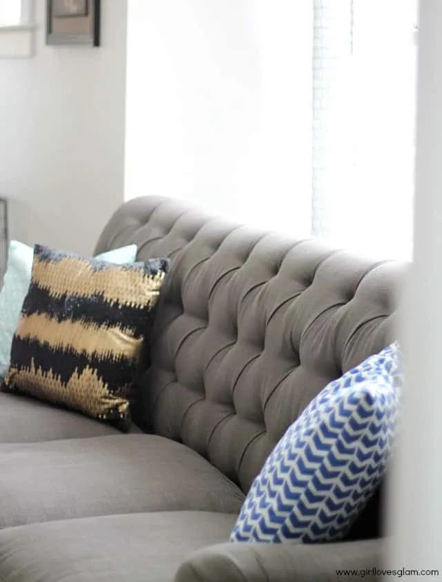 Bright living room decor and beautiful couch on www.girllovesglam.com #homedecor