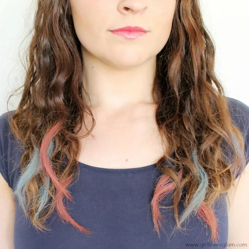 DIY hair chalking for 4th of July on www.girllovesglam.com