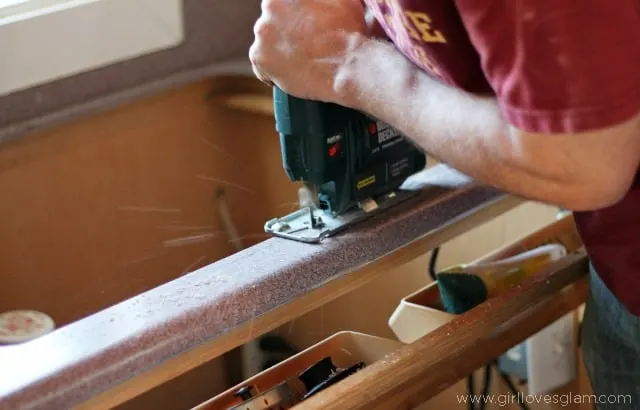 How to cut counter tops to fit a new kitchen sink on www.girllovesglam.com