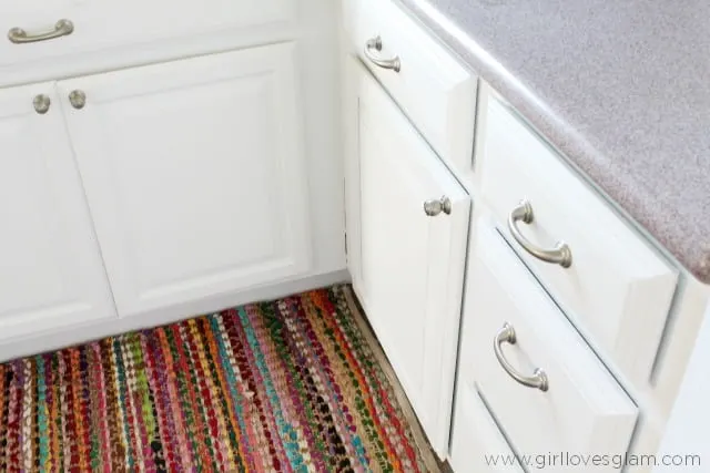 How to paint kitchen cabinets and add hardware on www.girllovesglam.com
