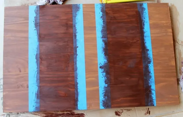 How to stain wood stripes on www.girllovesglam.com