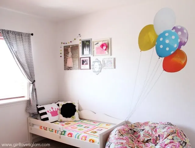 Kid bedroom with flying balloons on www.girllovesglam.com