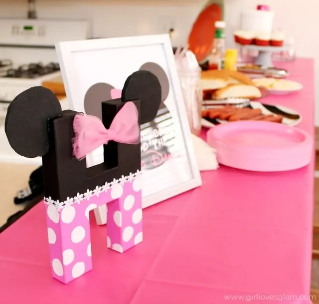 Minnie Mouse Birthday Party Details on www.girllovesglam.com