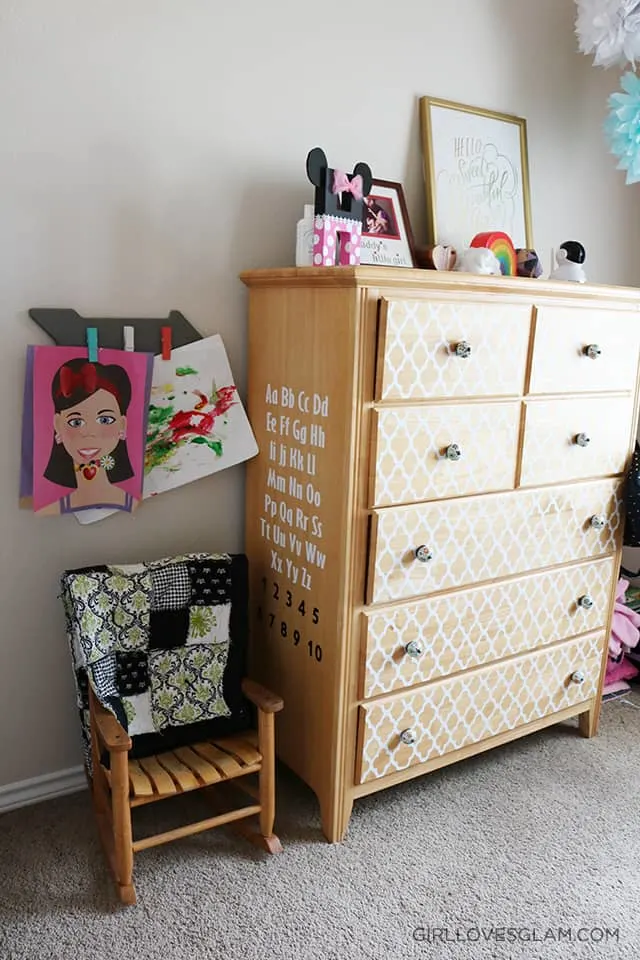 Reading Nook in Little Girl's Room on www.girllovesglam.com