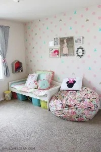 Organized Little Girl Bedroom on www.girllovesglam.com