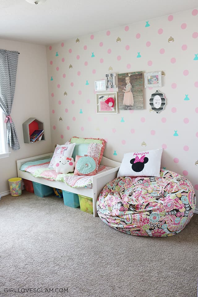 Organized Little Girl Bedroom on www.girllovesglam.com