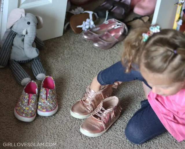 Teaching Kids to Put on the Correct Shoes on www.girllovesglam.com