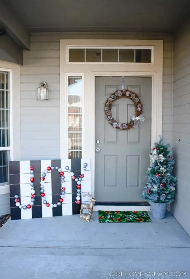 Holiday Porch Display and DIY Sign on www.girllovesglam.com
