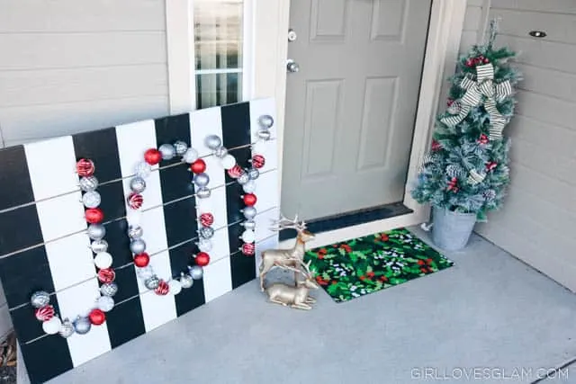 Holiday Porch Display on www.girllovesglam.com