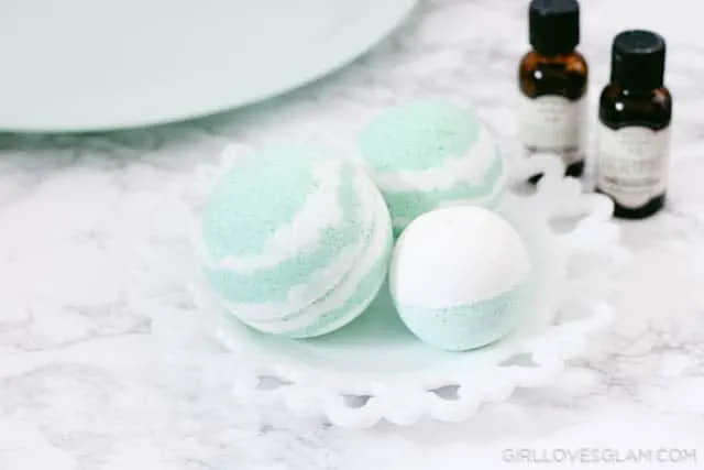 Bath Bomb Recipe for Colds on www.girllovesglam.com