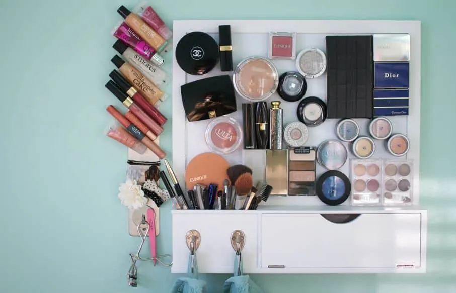 Magnetic Makeup Organization Display on www.girllovesglam.com