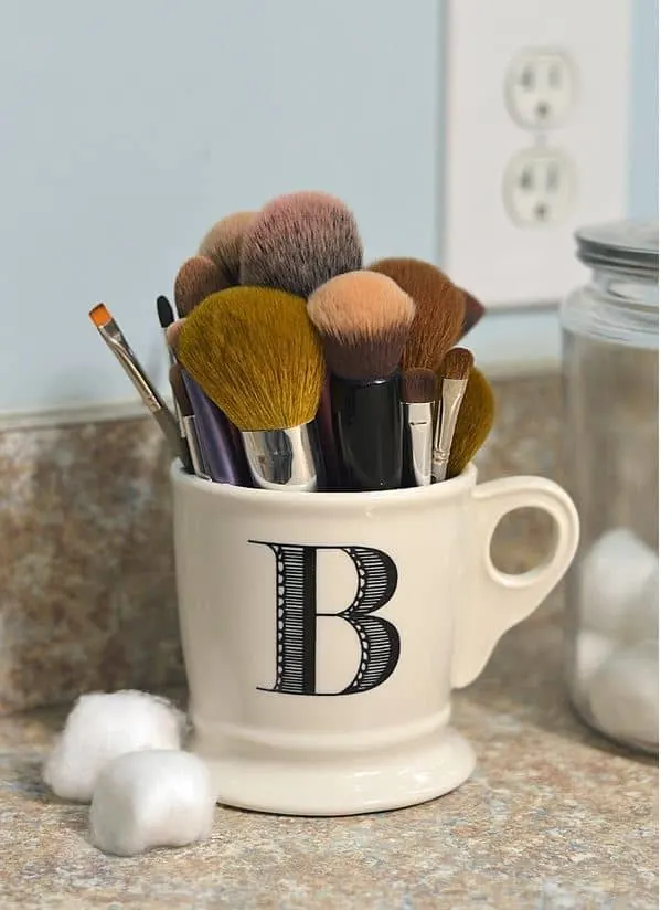 Makeup Brush Organization Mug on www.girllovesglam.com