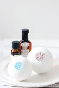 How to Make Bath Bombs on www.girllovesglam.com