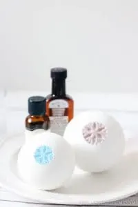 How to Make Bath Bombs on www.girllovesglam.com