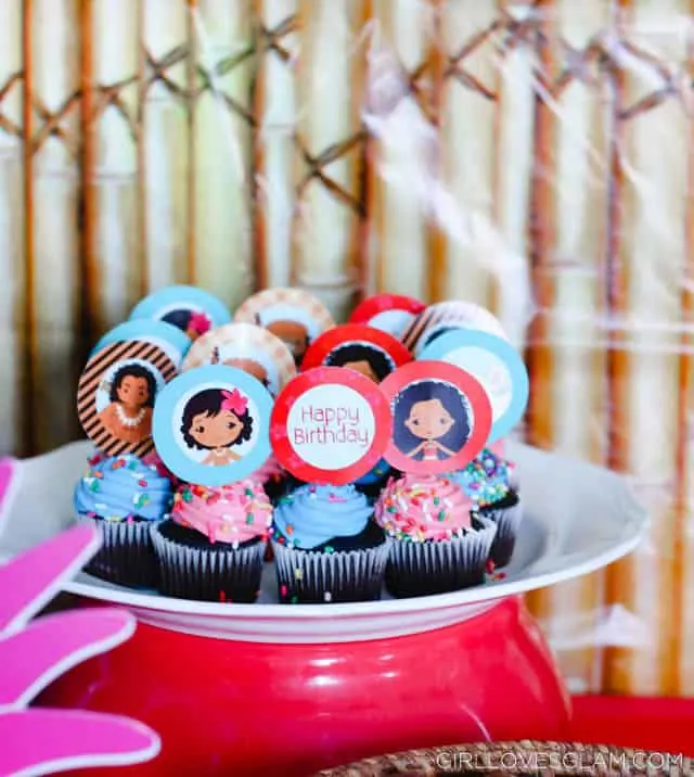 Moana Birthday Cupcakes on www.girllovesglam.com