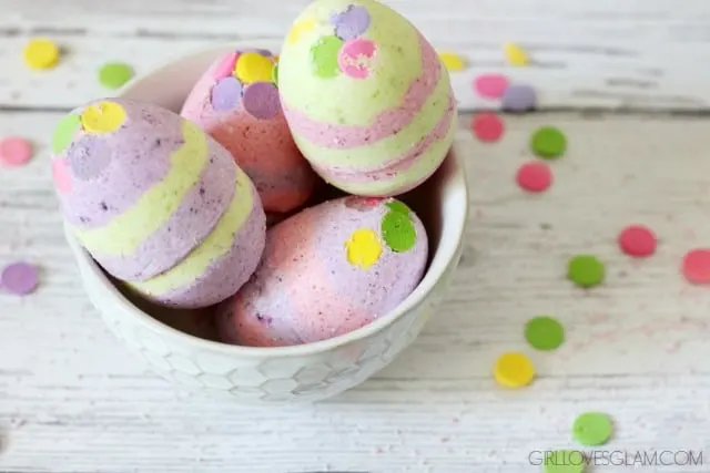 Bath Bomb Recipe on www.girllovesglam.com