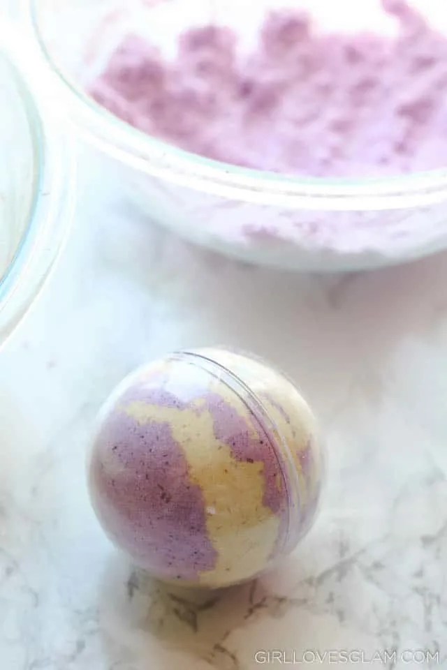 How to Make Bath Bombs on www.girllovesglam.com