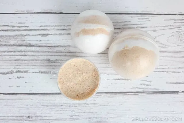 How to make bath bombs on www.girllovesglam.com