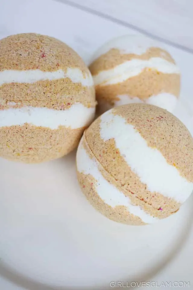 How to Make Pumpkin Pie Bath Bombs on www.girllovesglam.com