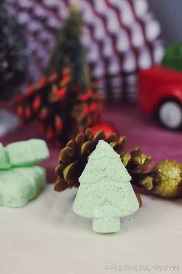 Bath Bomb Christmas Recipe on www.girllovesglam.com