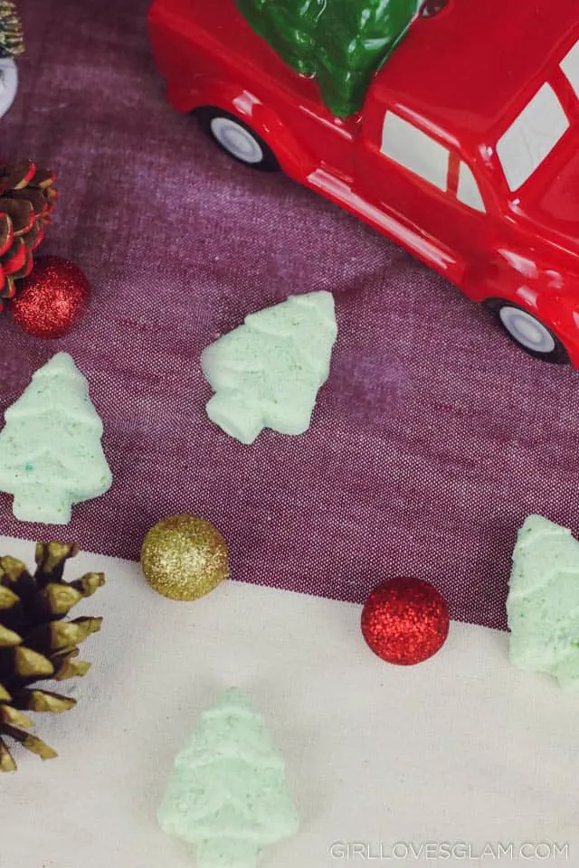Christmas Bath Bomb Recipe on www.girllovesglam.com