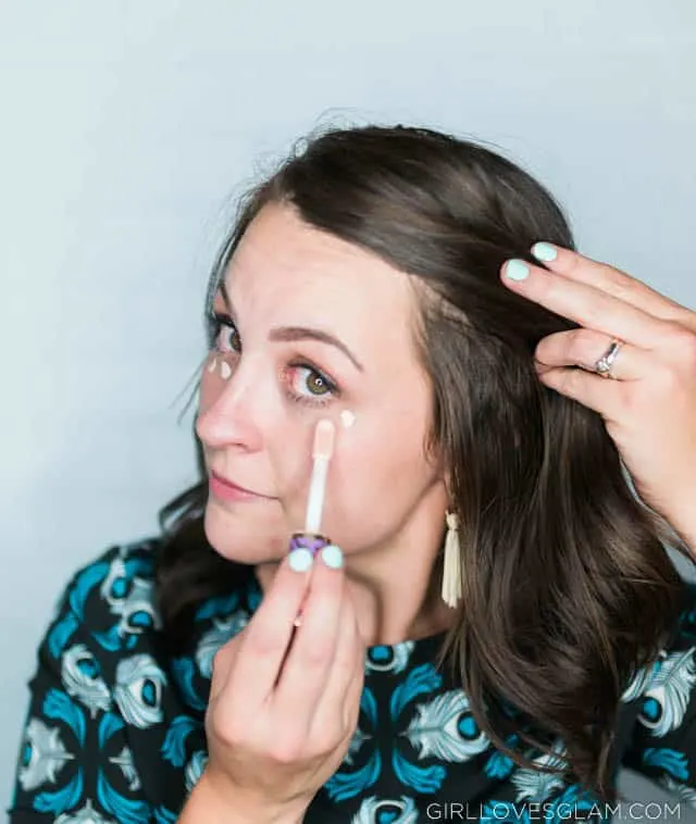 How to put concealer under eyes