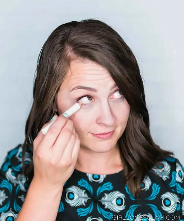 Brightening eyes with eyeliner