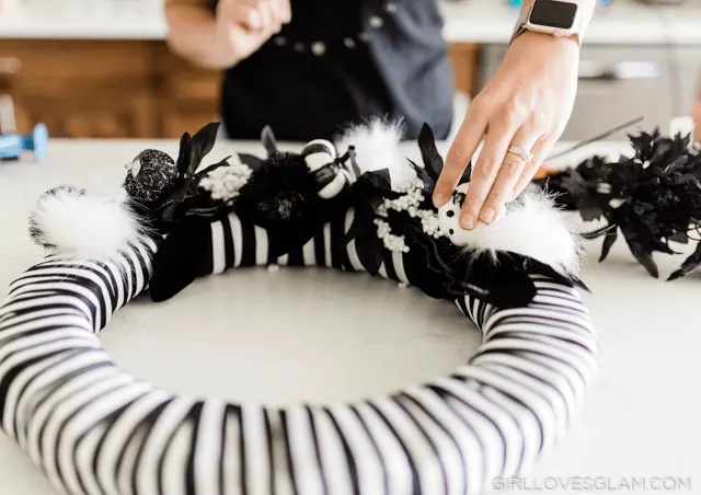 Easy Black and White Wreath